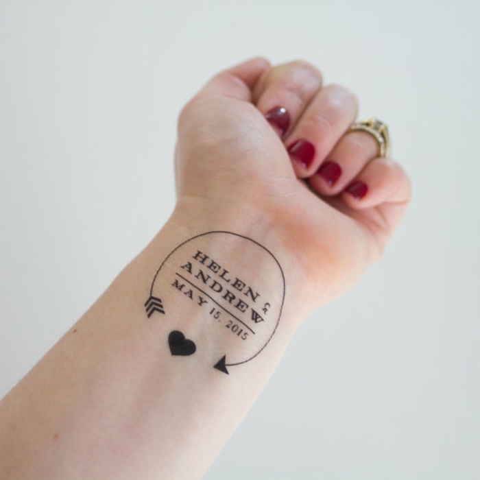 kleine tattoo ideen die hochzeit auf der hand tätowieren herzchen ring rotes nageldesign maniküre