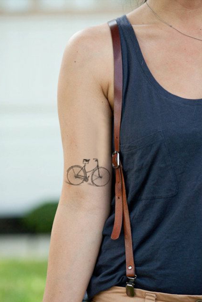 kleine tattoo ideen fahrrad fahren und rad auf dem arm tätowieren tattoo idee hosenträger frau outfit