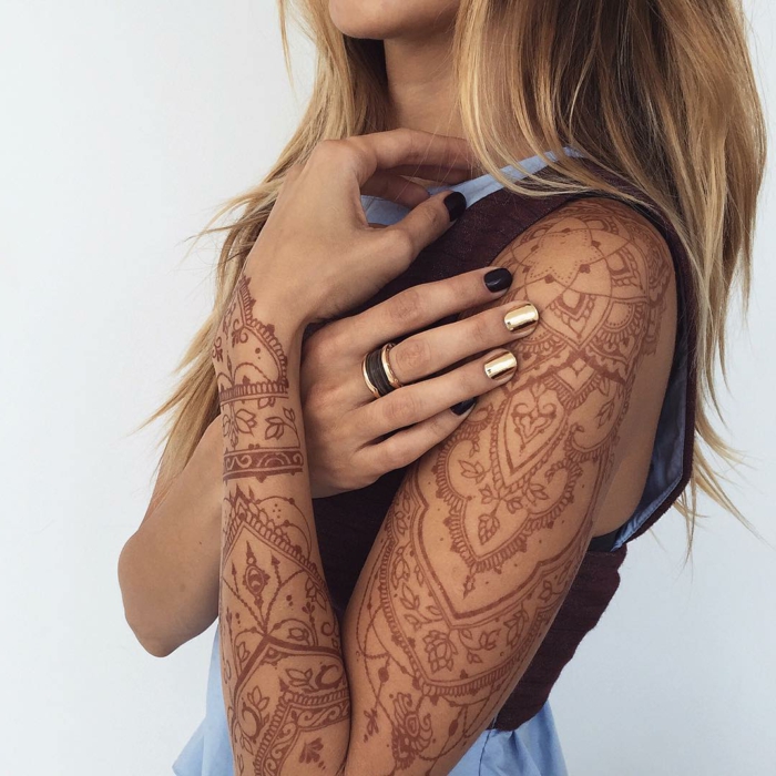 tattoo vorlagen lange tattoo auf dem ganyen arm brauner farbe henna temporre tattoos maniküre ring