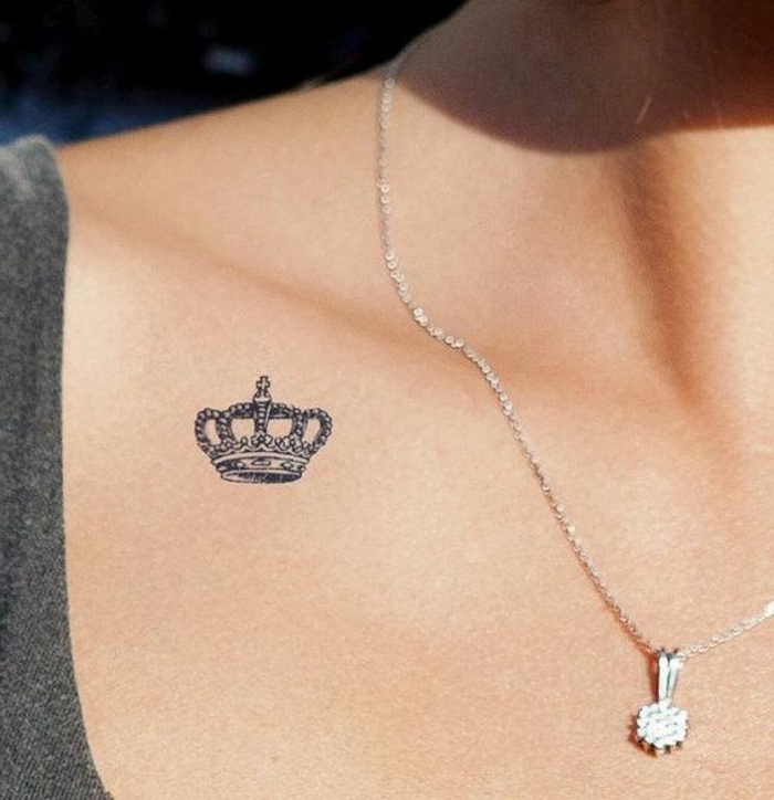 tattoo vorlage kleine krone symbolisiert die stärke und die große lieben einer frau kette mit anhänger