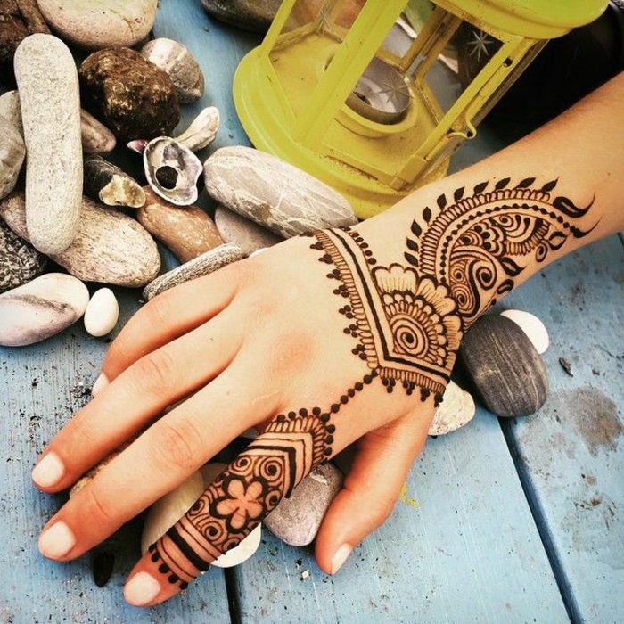 tattoo vorlage henna tattoo bei einem urlaub machen schöne ferien genießen steine lampe muscheln