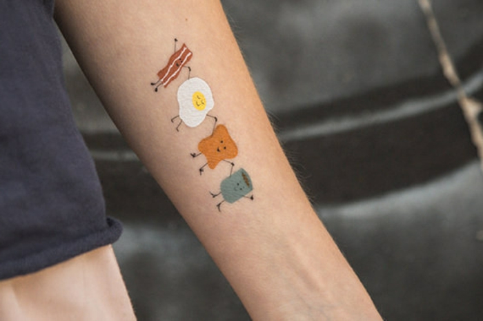 tattoo vorlage buntes tattoo zeigt was man zum frühstück am besten mag spiegelei brot kaffee fleisch