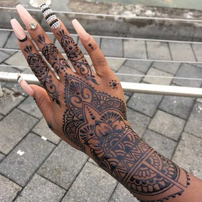 tattoo vorlage henna tattoo wird am besten von tollen maniküren ergänzt perfekte hand nageldesign