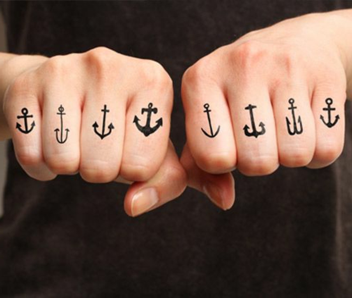 tattoo motive anker in verschiedenen ausführungen auf den fingern tätowiert schiff schwimmen