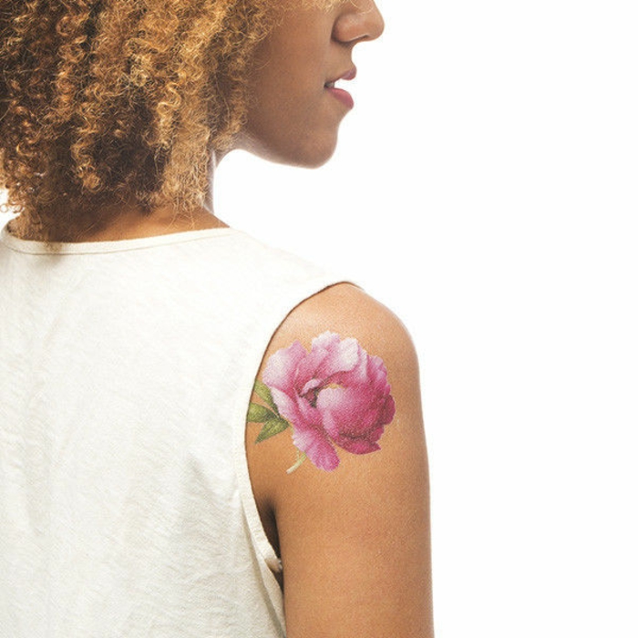 tattoo motive bunte tattoo ideen inspiration für frauen sich wie eine schöne rose fühlen lockige haare