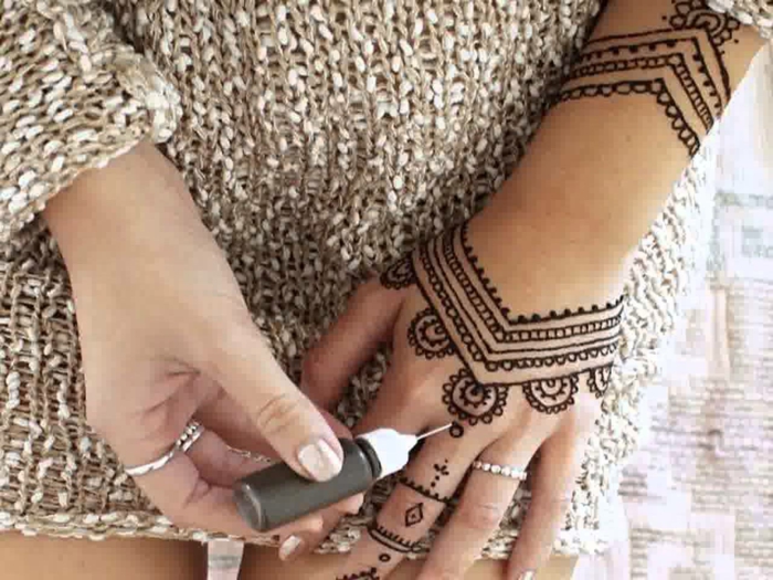 tattoo motive henna tattoo selber machen henna farbe dezente dekorationen auf der hand malen 