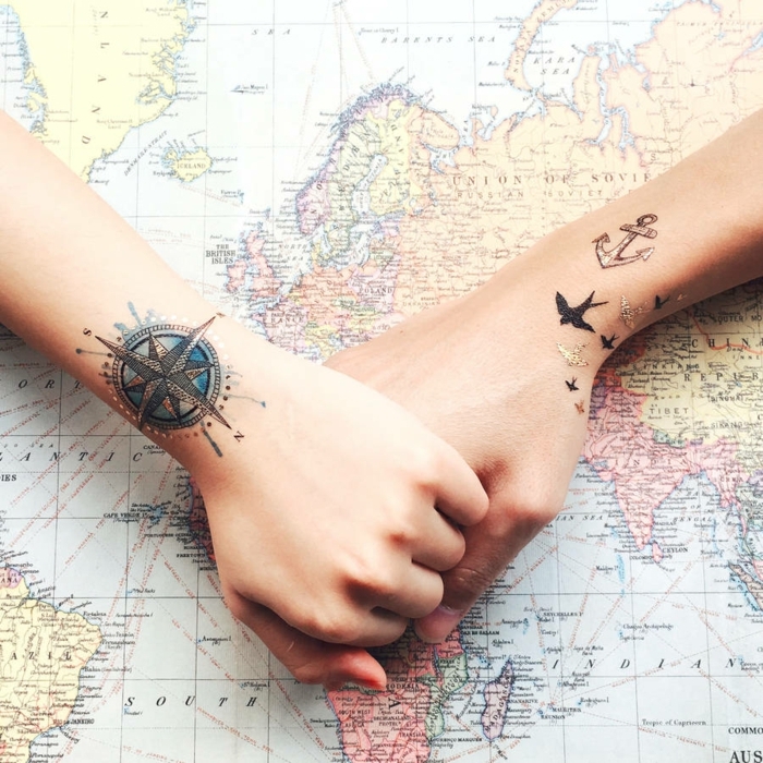 schöne tattoos ein verliebtes paar das viel reist kompass vögelchen anker urlaub ferien karte 