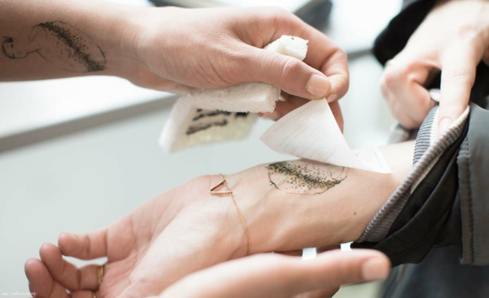 schöne tattoos tattoo auf der hand selber machen kosmos weltall armband coachella stil tatoo