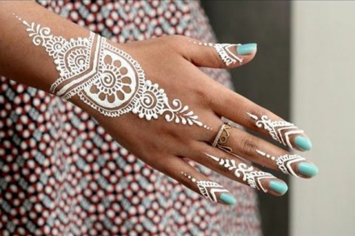 tattoo schulter frau dezentes weißes tattoo henna tattoo auf der hand ring golden blaue nägel 