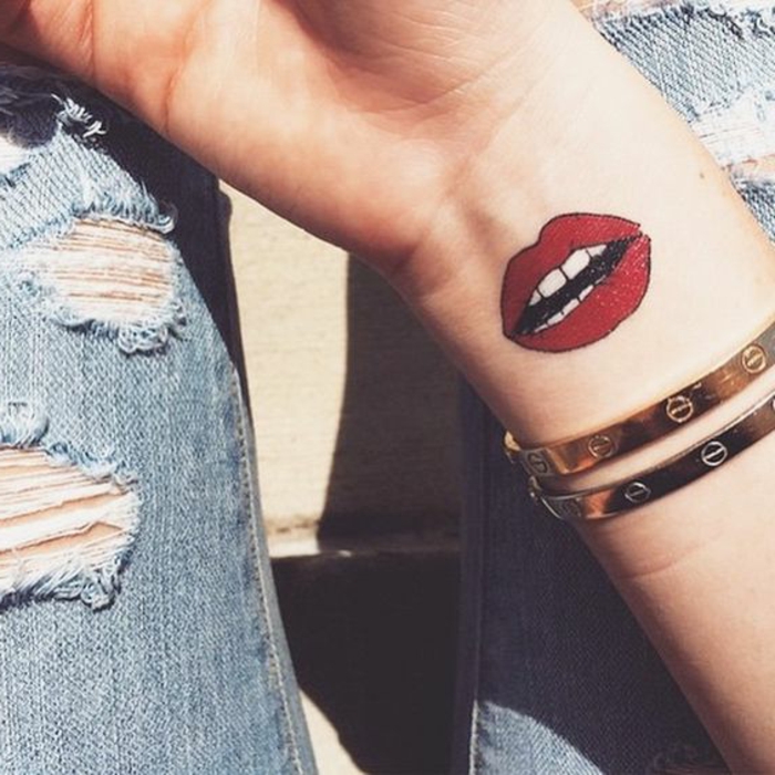 außergewöhnliche tattoos lippen mund in roter farbe zähne armbänder dekoration jeans ideen sommer