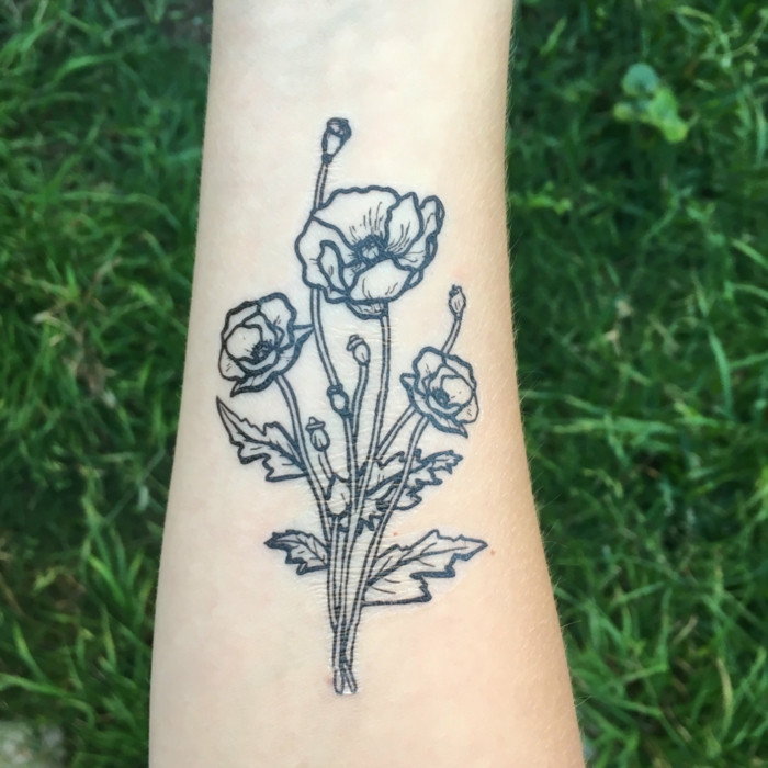mohnblumen auf dem arm dekorieren temporäres tattoo selber machen grünes grass natur idee