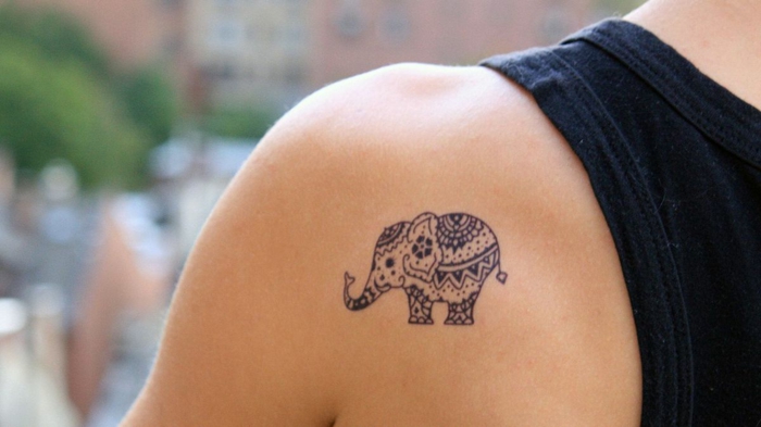 glücksbringer elefant auf dem schulter tätowieren tolle tattoo ideen zum gestalten freude bringen