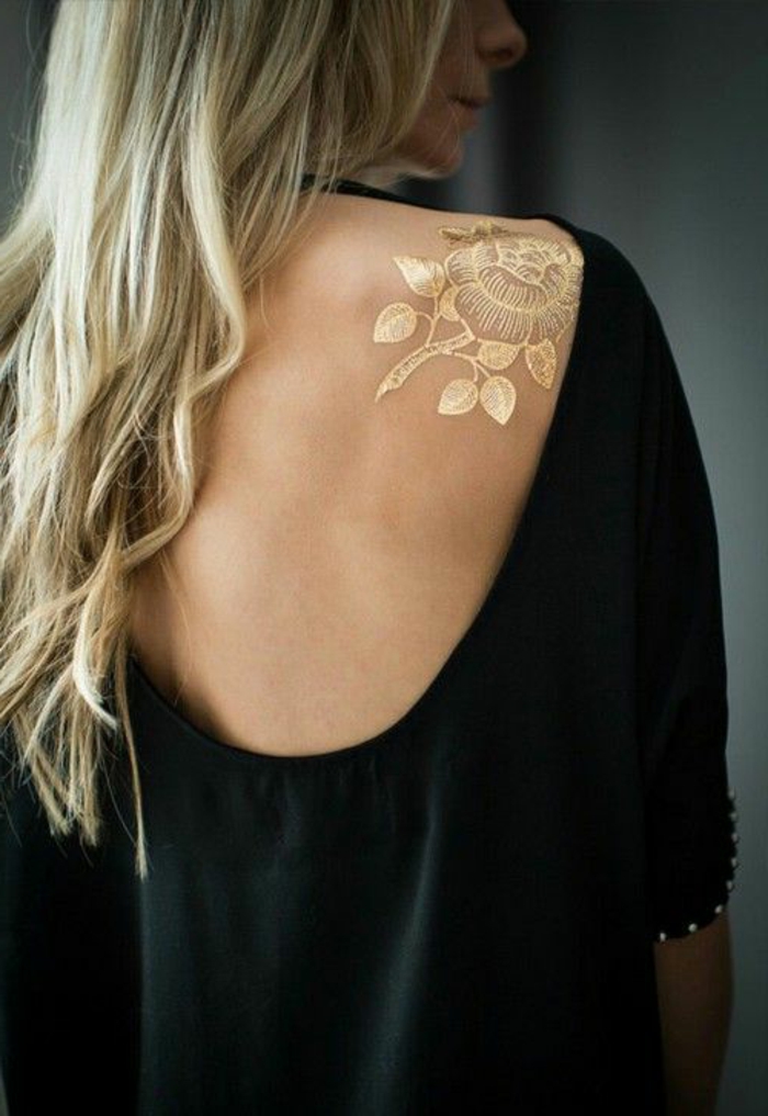 tattoos frau goldenes tattoo rose mit blättern goldene haare blonde haare frau model bild foto