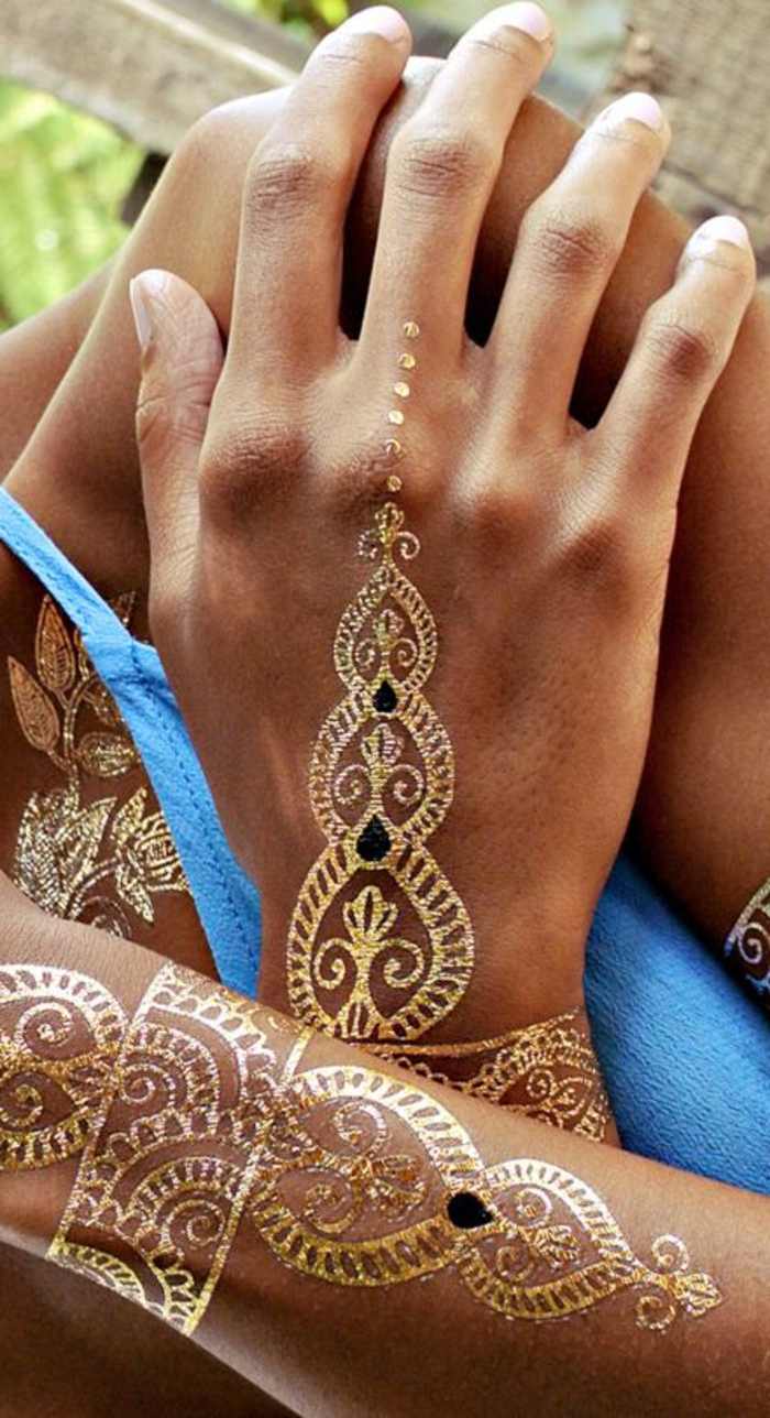 schöne tattoos in goldener farbe auf den händen stellen aufkleben hand körper dekorieren 