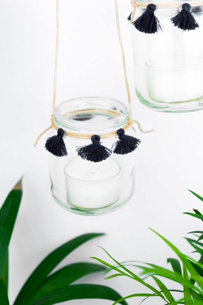 Schraubgläser zu Teelichthalter umwandeln, upcycling ideen einfach, mit Dekoration Quasten in schwarz