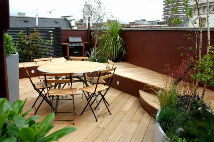 terrassengestaltung ideen tisch mit stühlen grüne pflanzen treppen auf der terrasse dach deko