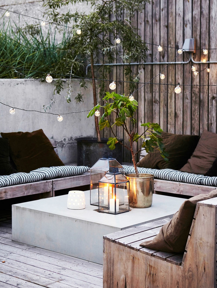 terrassengestaltung ideen schöne dezente deko auf der terrasse vase blume lampen sofa paletten