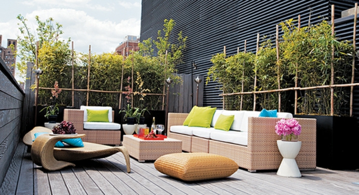 terrassengestaltung ideen bilder dezentes design und feine dekoration rattanmöbel bunte deko blumen