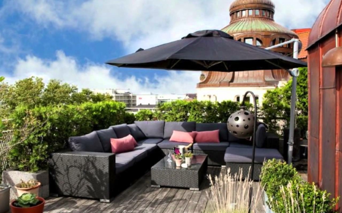 terrassengestaltung ideen bilder schöne kleine terrasse in der stadt großes sofa mit schirm und kissen