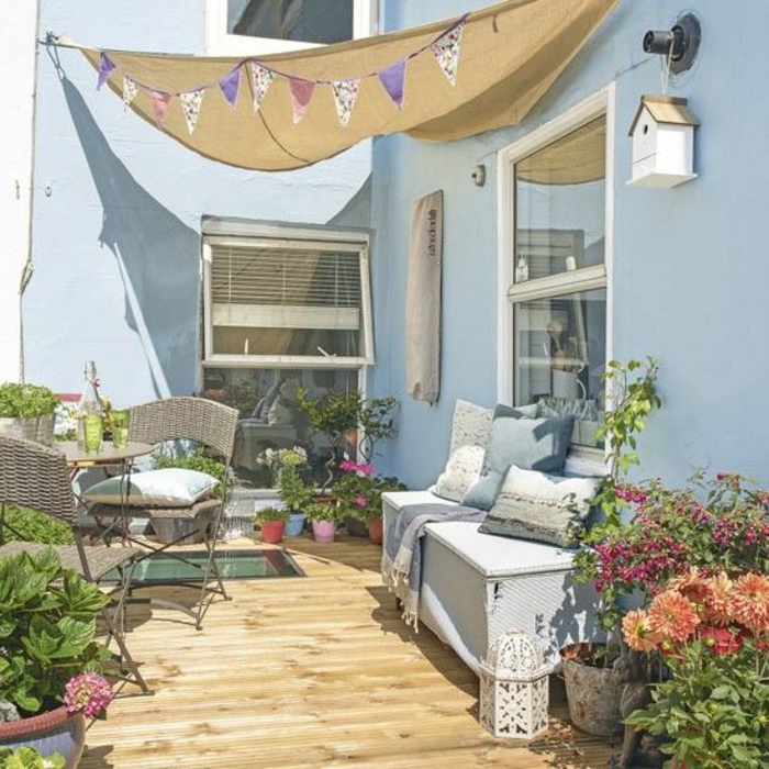 terrassengestaltung bilder von kleinen gemütlichen terrassen ideen zum dekorieren blumen kissen