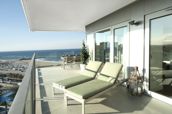 terrassengestaltung bilder weiße terrasse in der nähe von dem meer oder ozean villa urlaub ferien