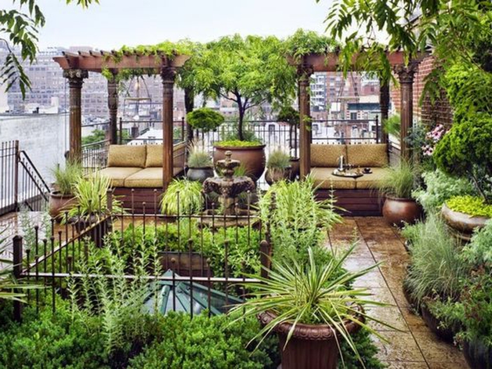terrassen ideen bunte ideen mit vielen pflanzen grüne farbe auf der terrasse wie einen garten 