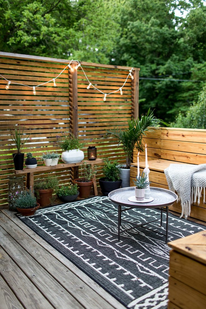 terrassen ideen kleine terrasse hölzerne möbel schöne minimalistische dekorationen kerzen tisch lampe
