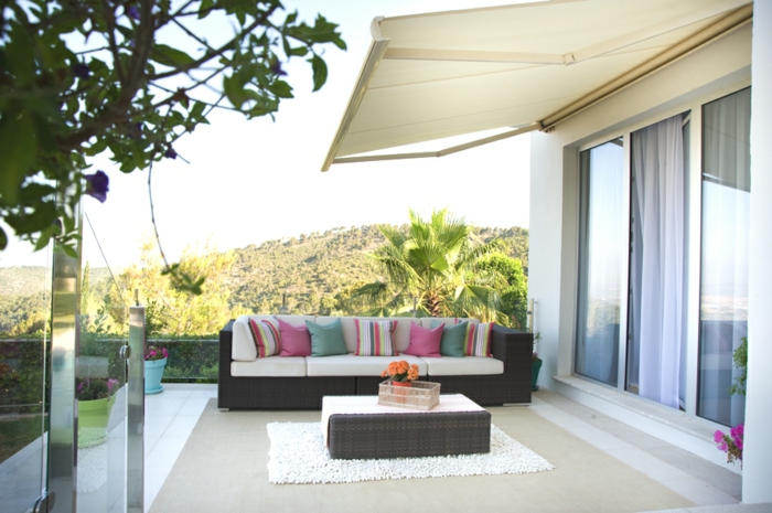 terrassen ideen schöne idee für terrasse sofa kissen in bunten farben fenster grüne pflanzen 