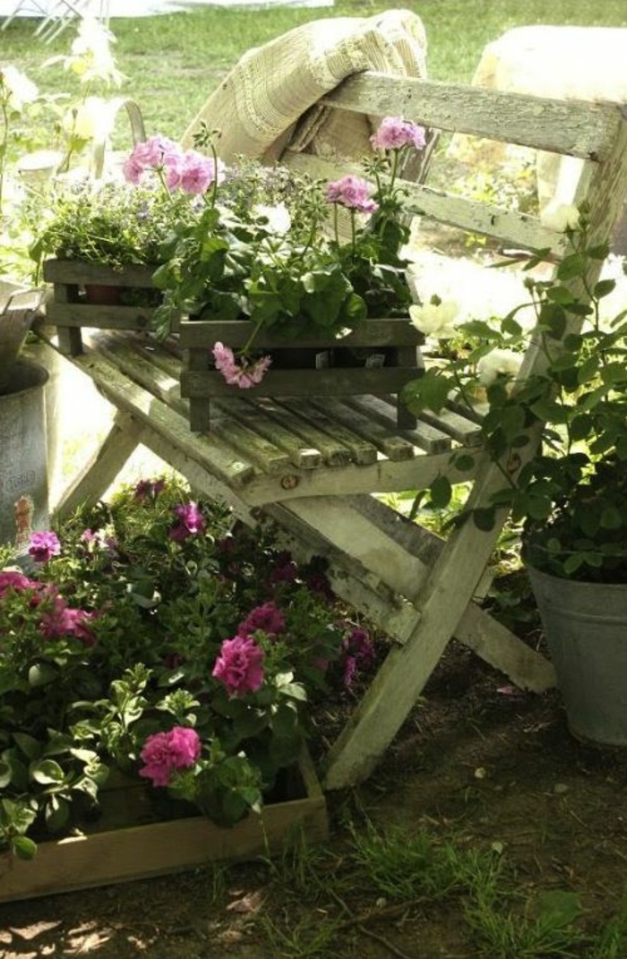 terrassen ideen für dekoration stühl in weißer farbe hölzern blumen lila oder rosa schöne ideen 