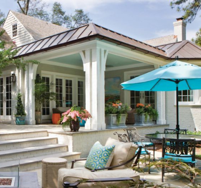 terrassen ideen luxusvilla luxuriöses haus mit terrasse blaue kissen und schirm deko bunte blumen 