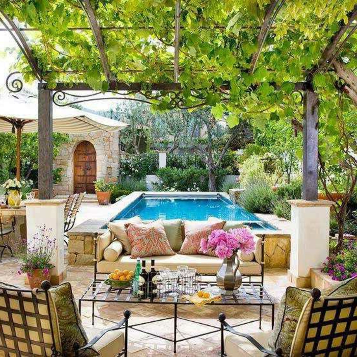 dekoideen terrasse einmaliges terrassendesign rosablumen auf dem tisch pool schöne möblierung 