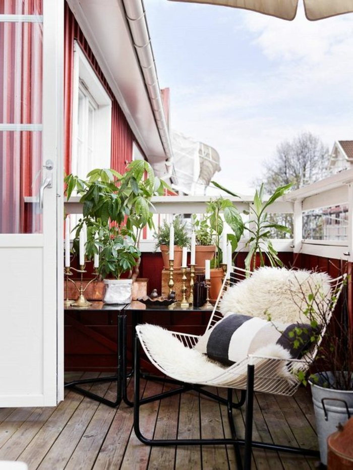 dekoideen terrasse bequemer sessel auf der terrasse für gute erholung in frischer luft pelz kissen 