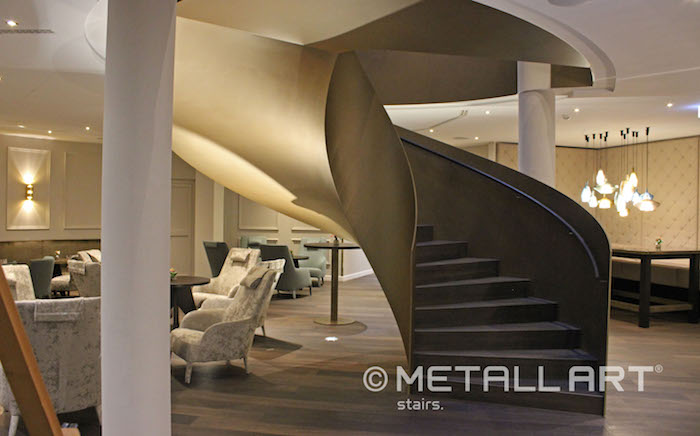 Gewendelte Treppen aus Stahl, schöner Blickfang, funktional und ästhetisch 