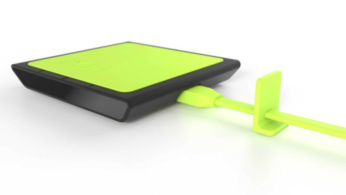 grünes kabelloses Ladegerät mit grünen USB Kabel und schwarze Hülle