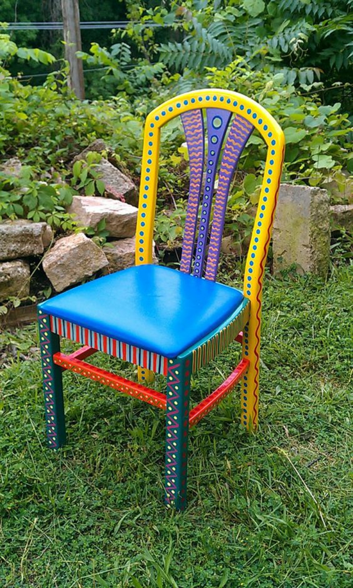 alte möbel aufpeppen - stuhl in verschiedenen bunten farben