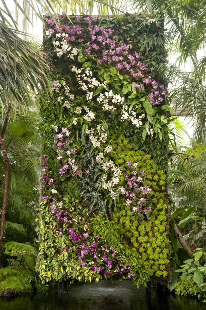 man kann Kunst mit einem vertikal Garten schaffen aus bunten Blumen