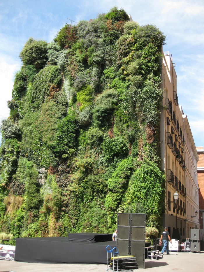 große grüne vertikale Begrünung auf die Fassade von einem Hochhaus