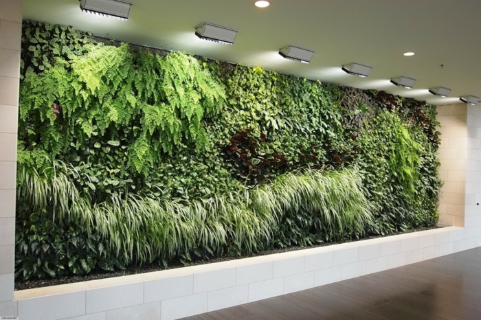 vertikale Begrünung in einer Halle voller grüne Pflanzen aus zahlreiche Arten
