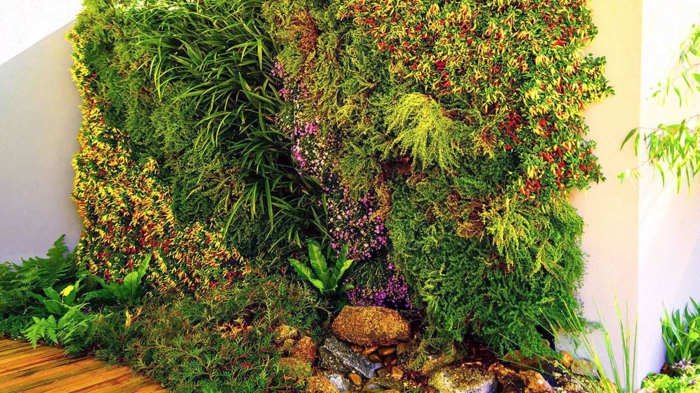 vertikale Bepflanzung mit einem Teich kombiniert - viele Blumenarten