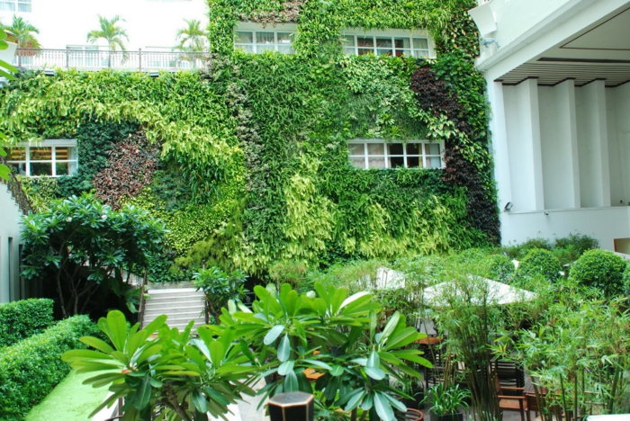 Vertikale Bepflanzung im Anklag mit horizontaler im schönen Garten