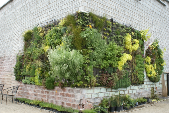 eine Ecke des Gebäude kann mit vertikalen Bepflanzung Abwechslung bringen