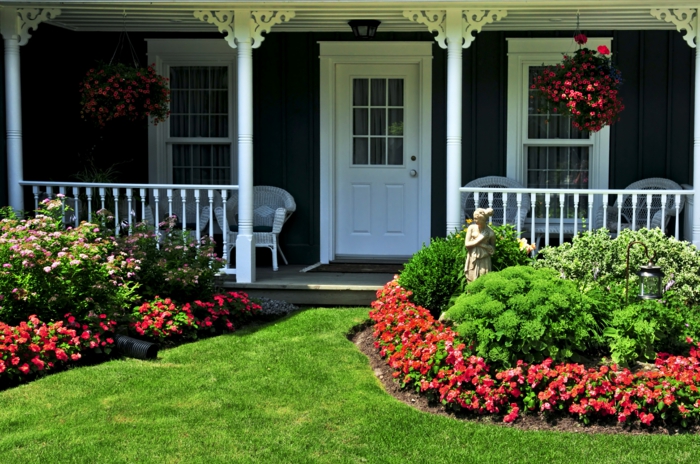 rote Blumen und Zierstrauche, ein Skulptur, Veranda - Vorgartengestaltung Ideen