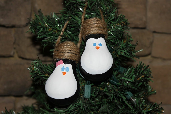 weihnachtsdeko, weihnachtskugel-pinguin aus birnen, weihnachtsbaum
