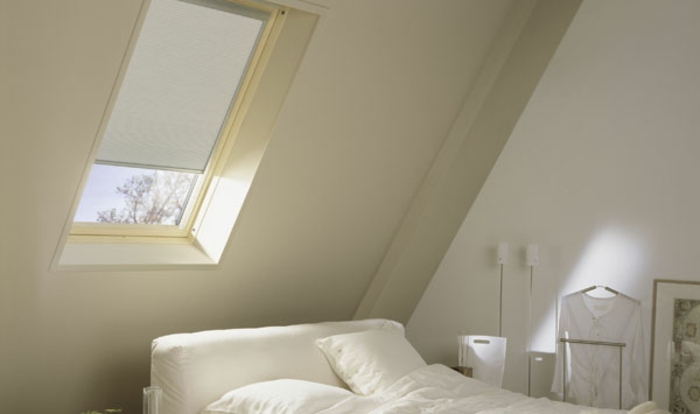 weißes Schlafzimmer und Sonnenschutz Plissee