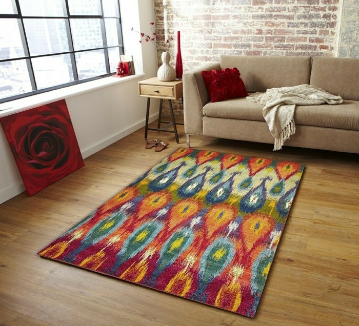 ein bunter viereckiger Teppich mit einem tollen Print zur Erfrischung der Wohnzimmer