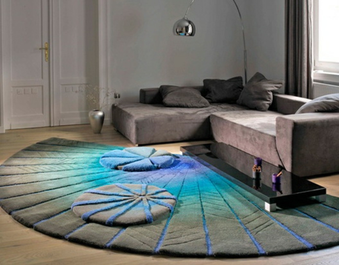 ein weicher Teppich in halbrunder Form mit ineinander übergehenden Farben