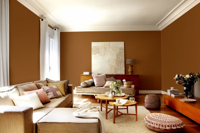 deko für wohnzimmer, zimmer in warmen farben und tönen streichen, braune wände, orange deko