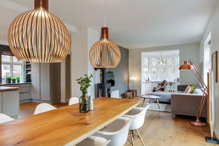 deko für wohnzimmer, wohnküche großer raum und funktionell, zwei große und schöne lampen