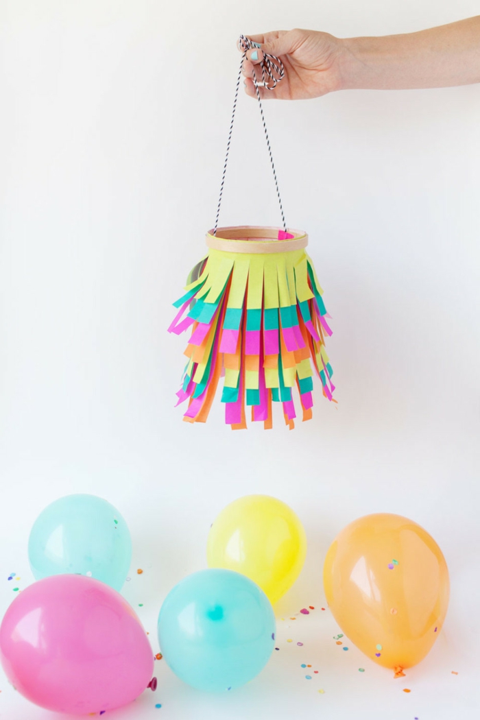 laternen basteln aus buntem papier und faden, luftballons, partydeko