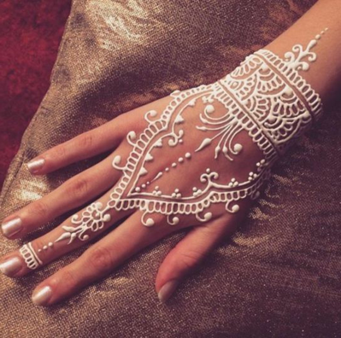 Brauttattoo mit weißem Henna, Mittelfinger Tattoo, Handoberfläche- und Handgelenktattoo in weiß